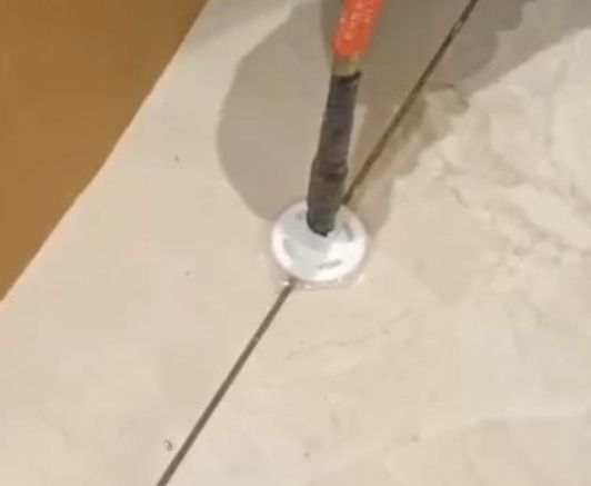 民乐瓷砖空鼓维修公司专业解答瓷砖在铺贴过程中，如果没有涂抹均匀到位的粘结材料（如水泥砂浆或瓷砖胶），可能会导致以下问题